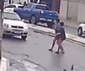 Câmeras flagram momento em que duas pessoas são atropeladas em frente a agência bancária, em Delmiro Gouveia