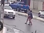 Câmeras flagram momento em que duas pessoas são atropeladas em frente a agência bancária, em Delmiro Gouveia