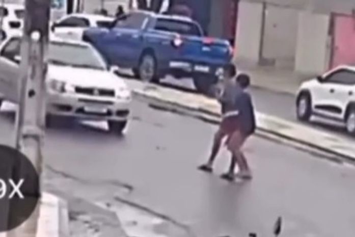 Câmeras flagram momento em que duas pessoas são atropeladas em frente a agência bancária, em Delmiro Gouveia