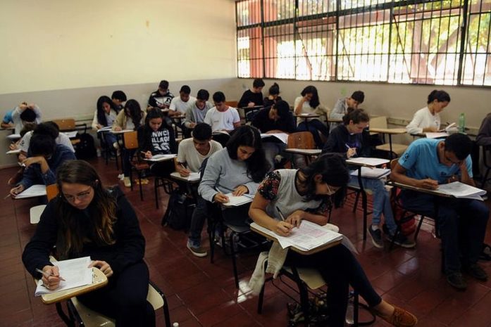 Para melhorar os resultados, as escolas oferecem reposição de conteúdos ainda do ensino fundamental.