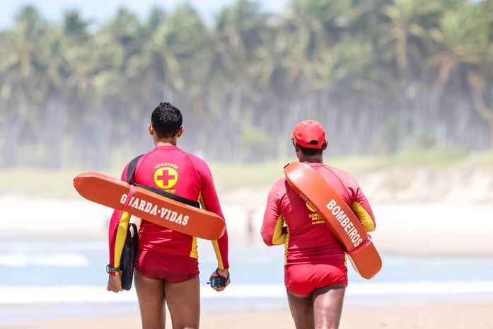 Corpo de Bombeiros salva quatro turistas argentinos de afogamento na praia do Francês