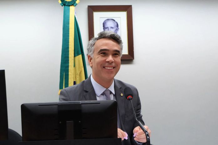 Rafael Brito aprova lei que regulamenta profissão de Agente de Turismo em todo Brasil