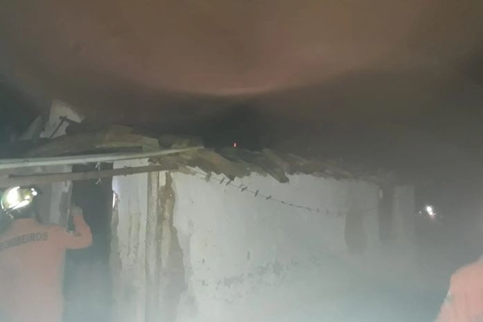 Ninguém se feriu; residência foi parcialmente destruída.