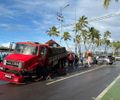 Acidente entre caminhão e carro deixa trânsito lento na orla de Ponta Verde
