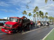 Acidente entre caminhão e carro deixa trânsito lento na orla de Ponta Verde