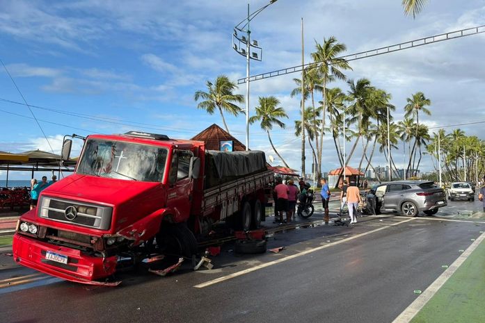 Acidente entre caminhão e carro deixa trânsito lento na orla de Ponta Verde
