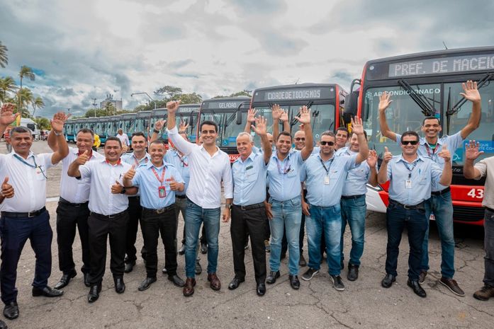 Prefeito JHC entrega mais 21 ‘Geladões’ e reforça frota de ônibus em Maceió
