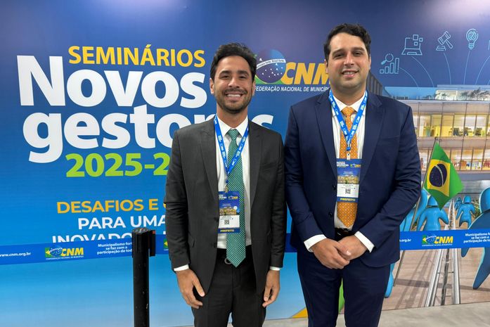 Prefeito de Santana do Mundaú e prefeito eleito participam de evento em Brasília