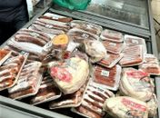 Fiscais apreendem 300kg de produtos e interditam setor de supermercado, na Ponta Verde