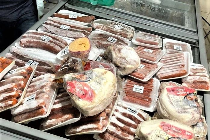 Fiscais apreendem 300kg de produtos e interditam setor de supermercado, na Ponta Verde