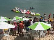Duas pessoas são baleadas na praia da Barra de São Miguel, litoral Sul; adolescente morreu 