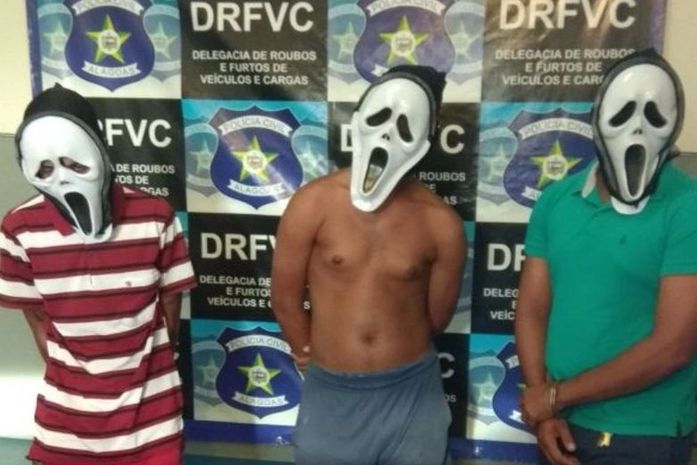 Jovens usaram máscara na ação criminosa