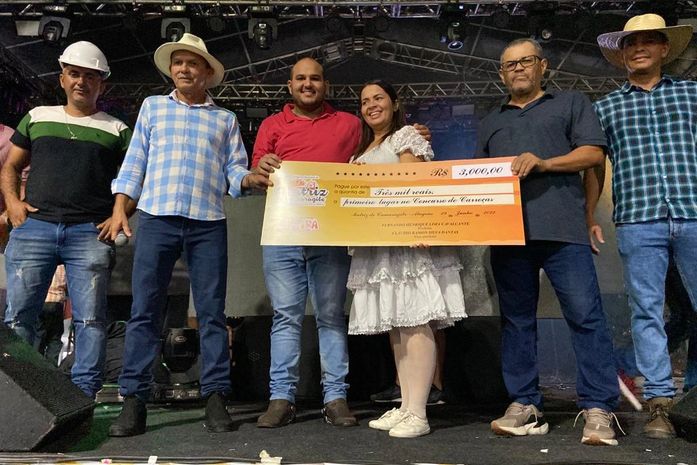 Ex-prefeito Cícero (chapéu de palha) e o prefeito Fernando (camisa vermelha) premiando simbolicamente a quadrilha vencedora