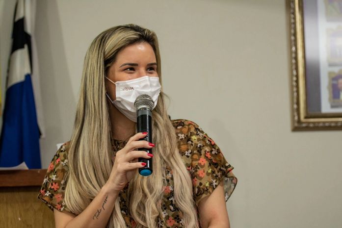 Prefeita Ceci Rocha lança Viva Bem Atalaia, programa de transferência de renda no município