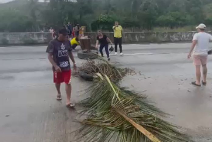 Protesto bloqueia duas pistas da BR-101, em Novo Lino, no sentido Maceió