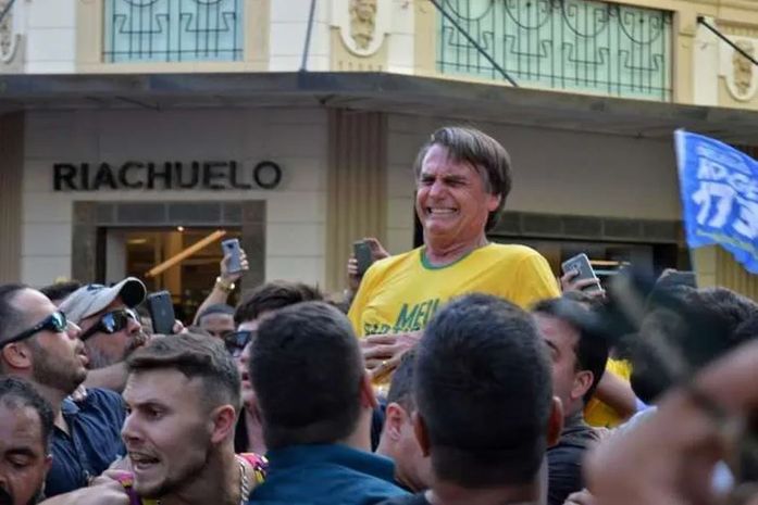 Flávio Bolsonaro procura uma facada