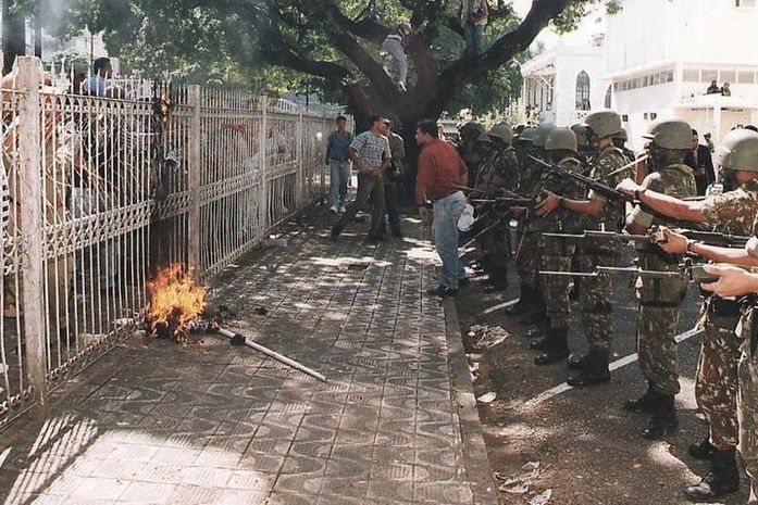 "Sai daqui com essa criança, p*! Vai dar bala"- gritou-me o policial.