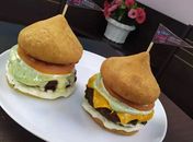 Lanchonete cria hambúrguer de coxinha e viraliza na internet