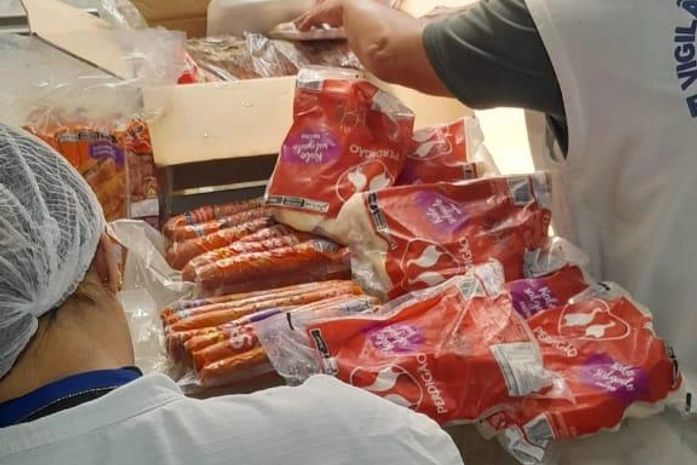 Supermercado na Ponta Verde é autuado por comercializar alimentos estragados e fora da validade