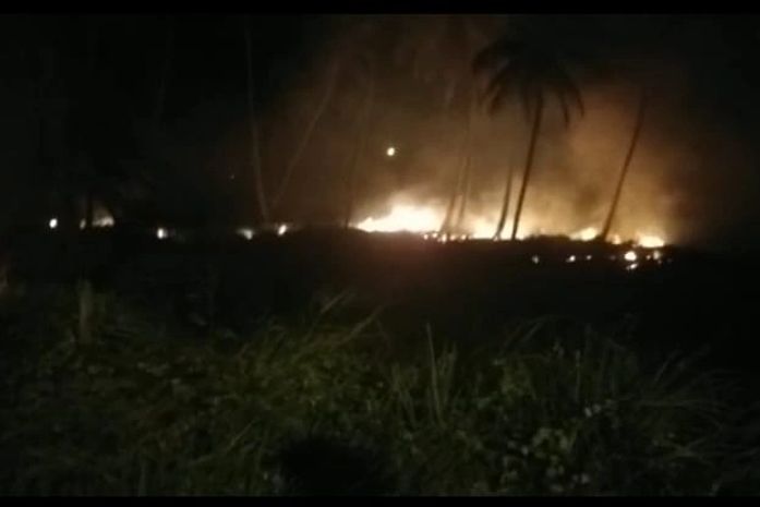 Incêndio em vegetação às margens da AL- 101 Norte.