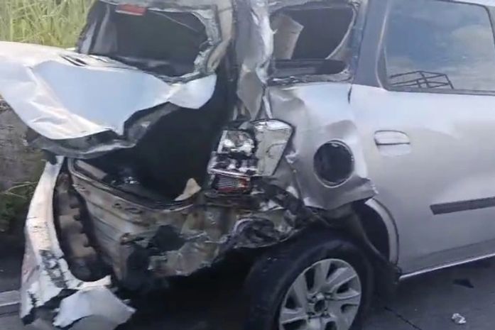 Acidente entre táxi e caminhão causa congestionamento na BR-101; veja vídeos