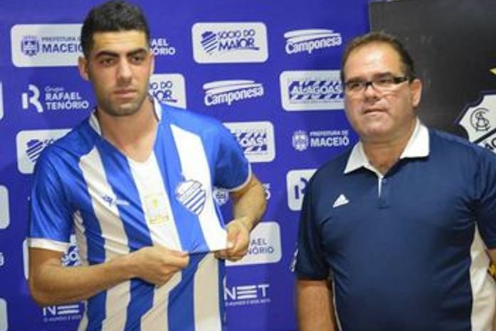 Zagueiro Xandão apresentado, ao lado de Marcelo de Jesus.