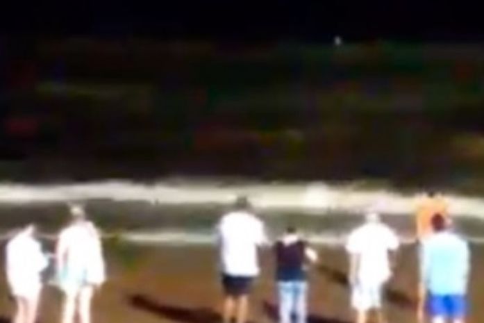 Banhistas de Maceió desacreditam da aparição de tubarões na praia de Jatiúca