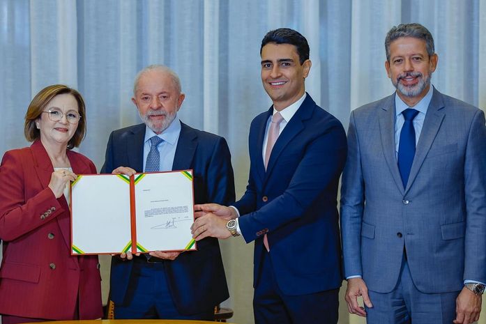 Ao lado de Lula e de JHC, Arthur Lira participa de ato simbólico de indicação de Marluce Caldas ao STJ