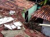Casa desaba por cima de outra no Mutange; veja vídeo