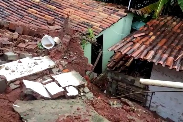 Casa desaba por cima de outra no Mutange; veja vídeo