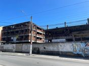 “Aqui é a minha morada”: prédios abandonados viram abrigo enquanto Maceió tem quase 50 mil imóveis vazios
