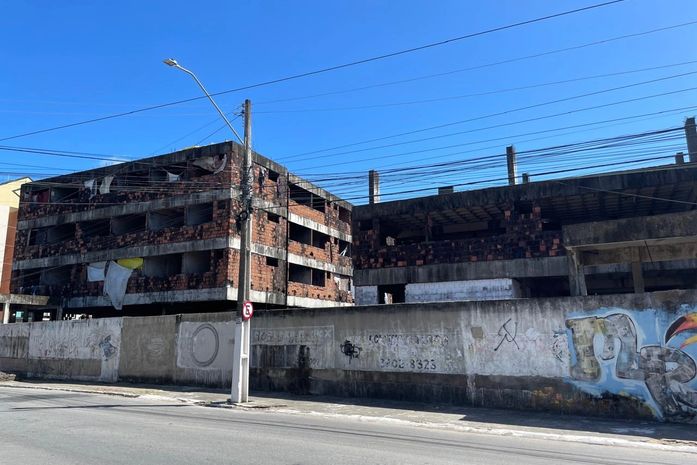 “Aqui é a minha morada”: prédios abandonados viram abrigo enquanto Maceió tem quase 50 mil imóveis vazios