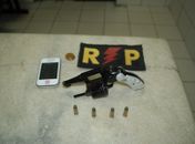 Arma foi apreendida com a dupla