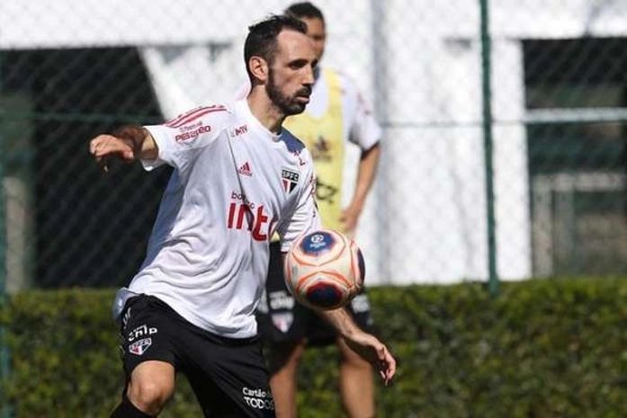Juanfran tem contrato até o fim de 2020, mas estenderá ao menos até fevereiro