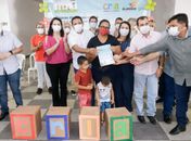 Prefeito e secretária de Estado entregam cestas básicas e cartões CRIA para famílias palmeirenses