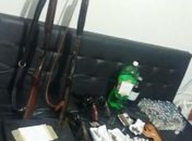 Foram apreendidos maconha, crack e ampolas de loló