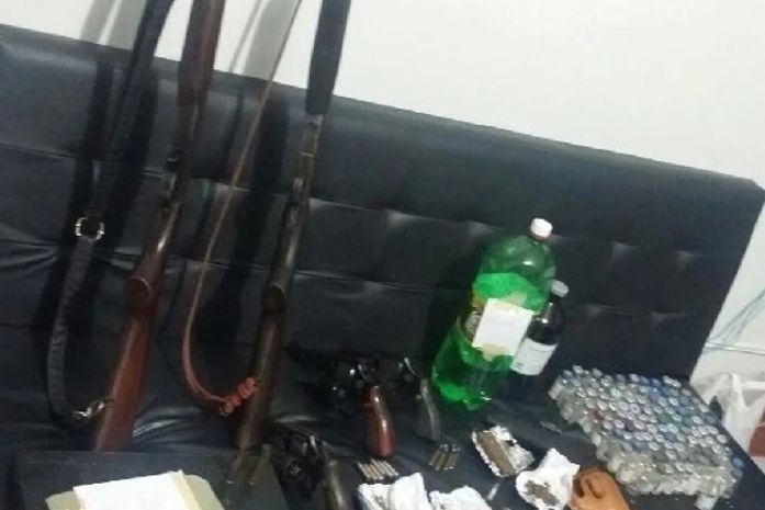 Foram apreendidos maconha, crack e ampolas de loló