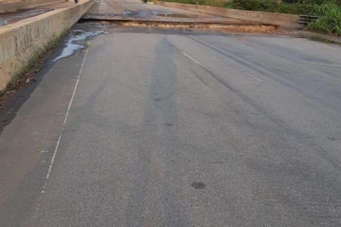 Cabeceira da ponte cedeu após estrutura encharcar devido ao rompimento de uma adutora
