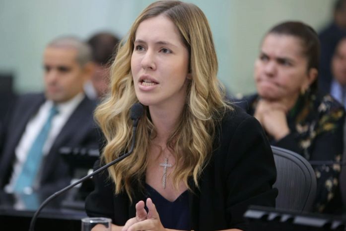 Cibele Moura defende que universidades estaduais realizem vestibulares próprios