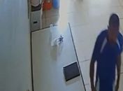 Homem invade igreja, sorri para câmera e furta objetos em Maceió
