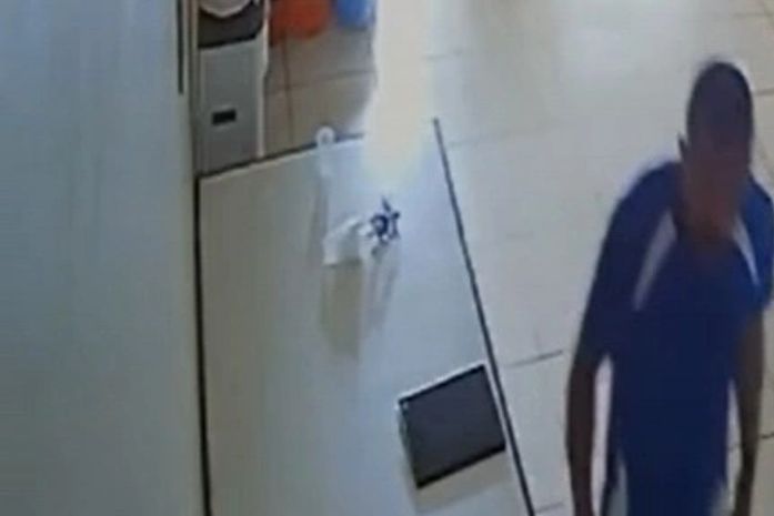Homem invade igreja, sorri para câmera e furta objetos em Maceió