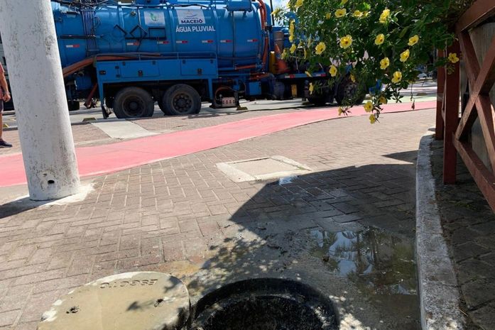 Operação Línguas Sujas autua BRK Ambiental por transbordamento de esgoto na orla da Ponta Verde