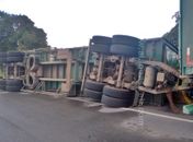 Carreta carregada com louças para banheiro tomba em trecho da BR-101