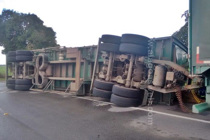 Carreta carregada com louças para banheiro tomba em trecho da BR-101