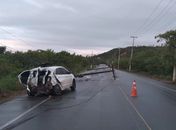 Após derrapar e sair da pista, carro derruba dois postes na AL-101