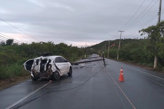 Após derrapar e sair da pista, carro derruba dois postes na AL-101