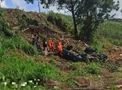 Condutor fica preso às ferragens após capotamento de carreta na BR-104, no interior de AL