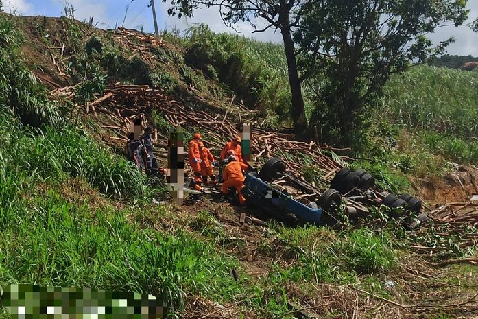 Condutor fica preso às ferragens após capotamento de carreta na BR-104, no interior de AL