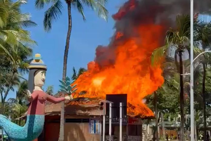 Incêndio de grandes proporções destrói teto de quiosque na orla da Pajuçara