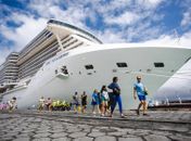 Maior cruzeiro a navegar em águas brasileiras chega a Maceió